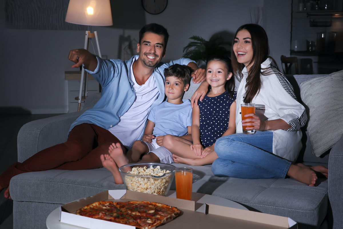 Familia disfrutando IPTV en casa